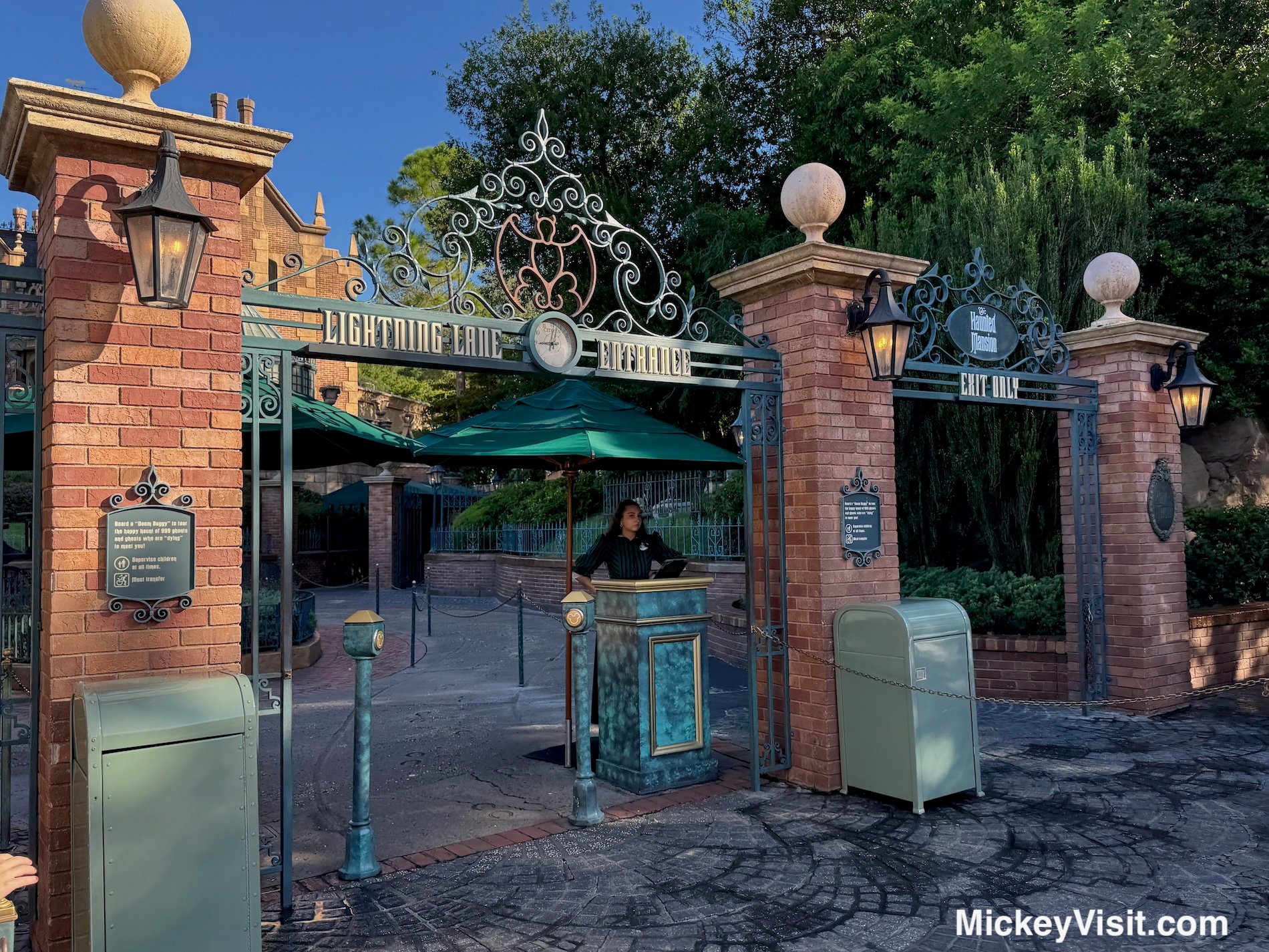 Haunted Mansion lighting lane