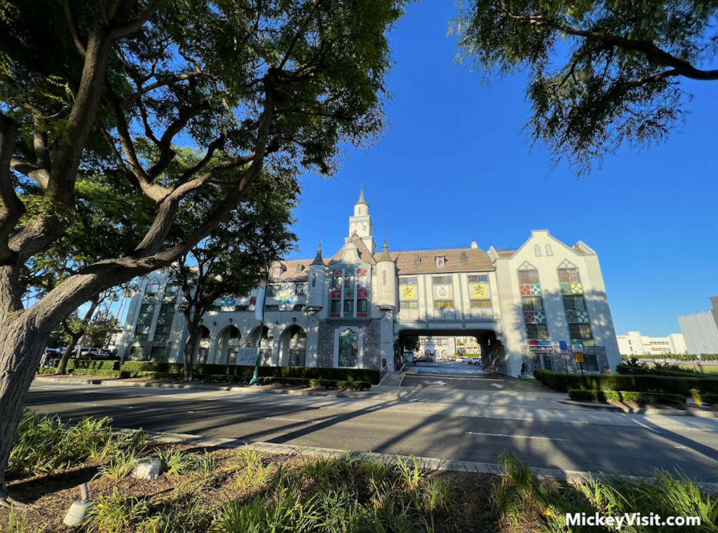 castle inn and suites hotel down the street from disneyland